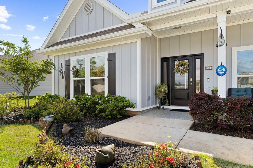 Welcome to this beautifully upgraded and well maintained home - photo 5