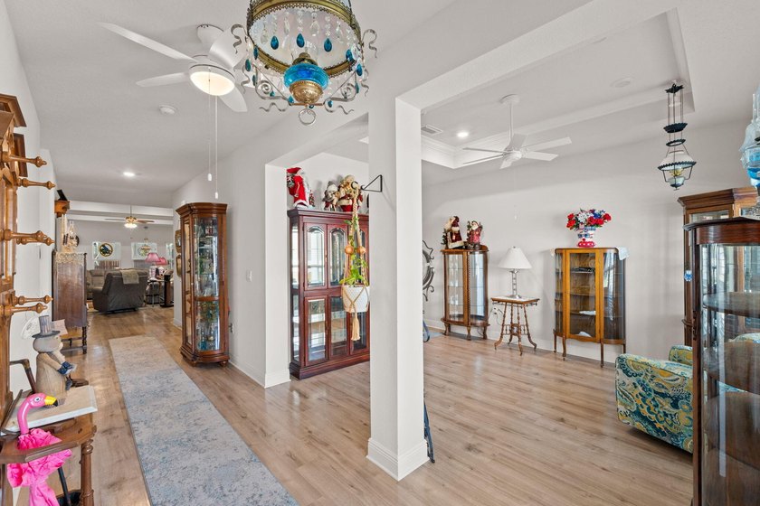 Welcome to this beautifully upgraded and well maintained home - photo 9