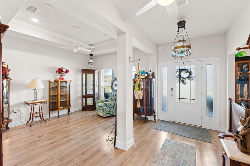 Welcome to this beautifully upgraded and well maintained home - photo 10
