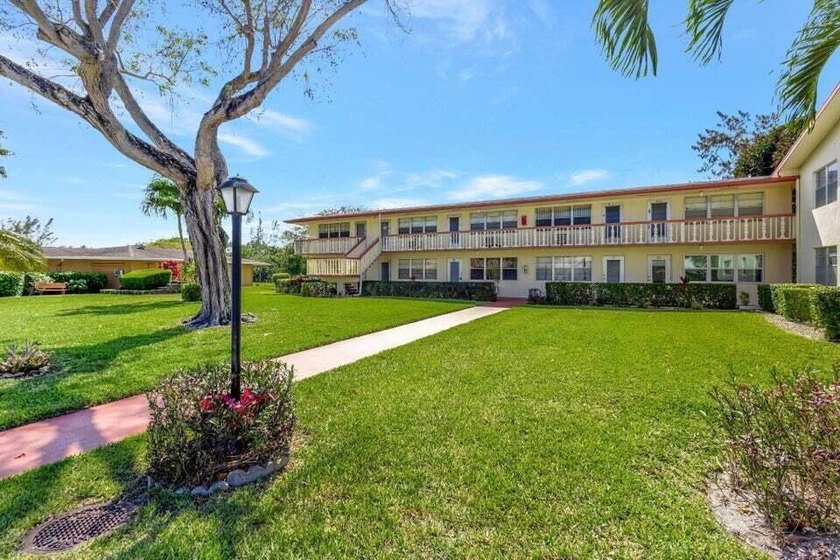 Beautifully remodeled ground floor unit in a gated 55 + - photo 26