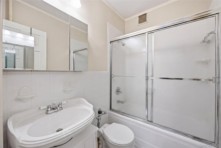 One-bedroom co-op located on the first floor in the Forest Hills - photo 3
