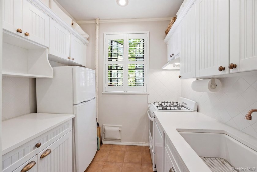 One-bedroom co-op located on the first floor in the Forest Hills - photo 5