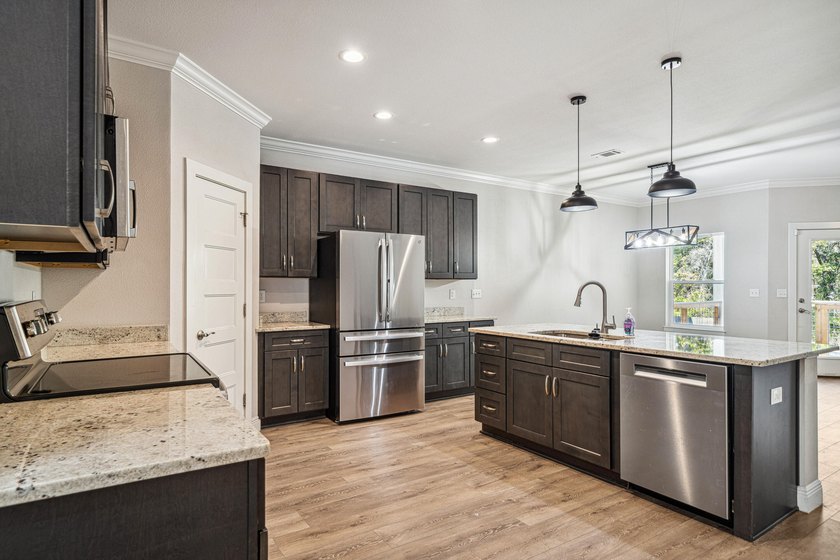 Welcome to this spacious, like-new 4-bedroom, 2-bath home lives - photo 4