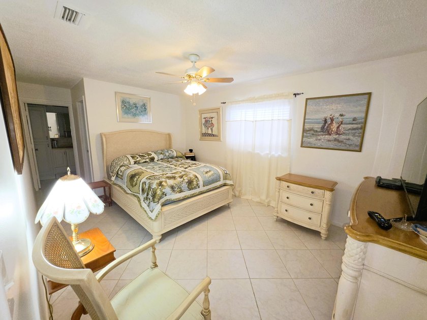 Welcome to Cypress Lakes, one of West Palm Beach's best-kept - photo 11