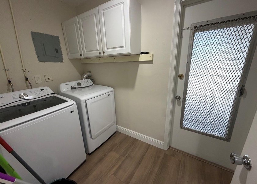 Motivated seller**beautiful 3 bedroom + den home with convenient - photo 11