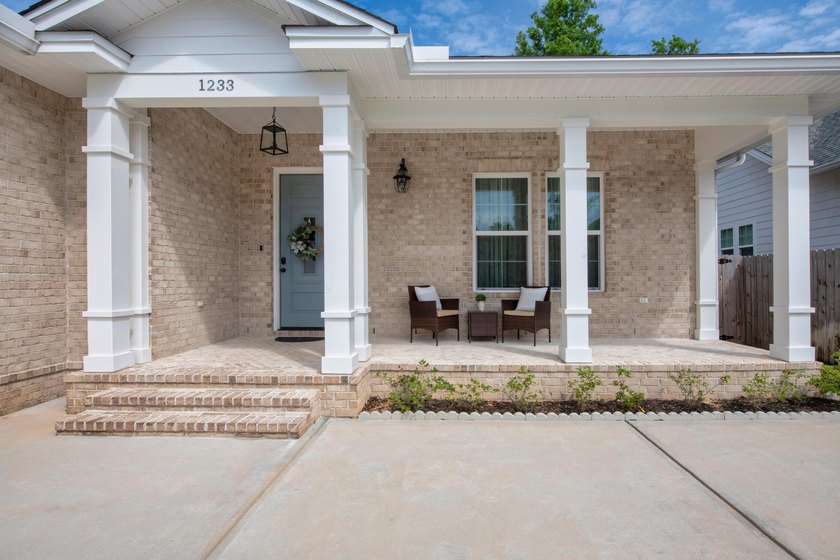 OFFERING $20,000 in buyer closing cost!! This home offers a - photo 3