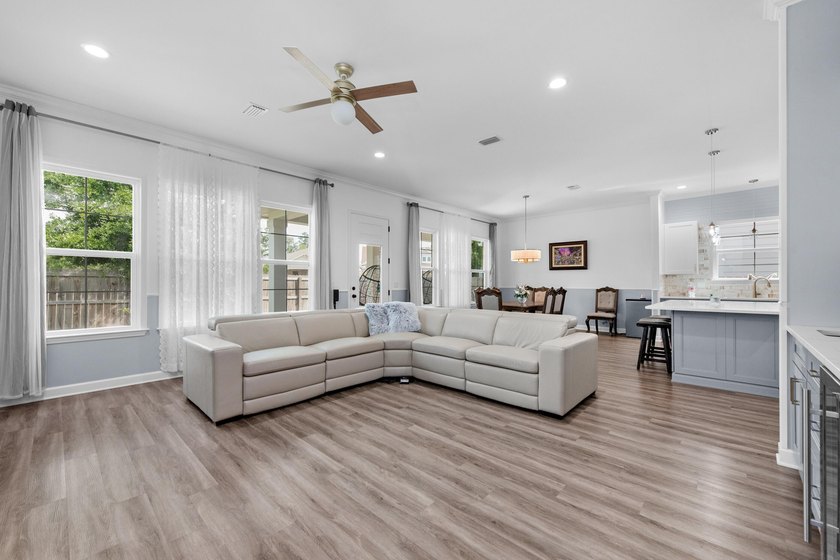 OFFERING $20,000 in buyer closing cost!! This home offers a - photo 5