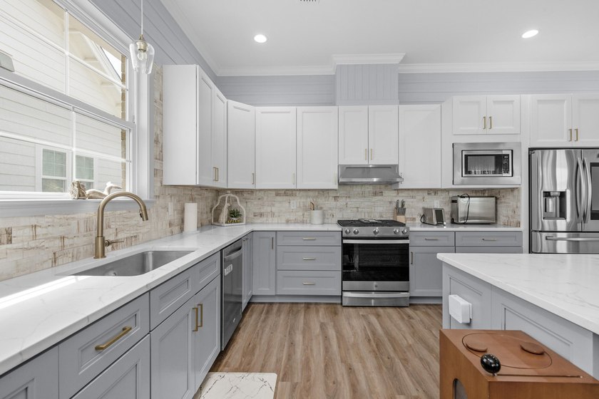OFFERING $20,000 in buyer closing cost!! This home offers a - photo 8
