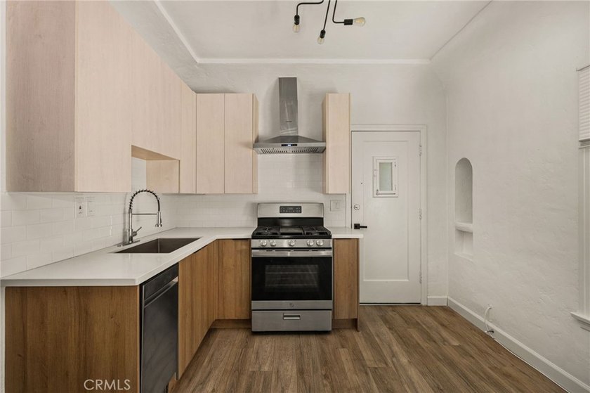 Prime mixed-use property for sale in Long Beach! This versatile - photo 15