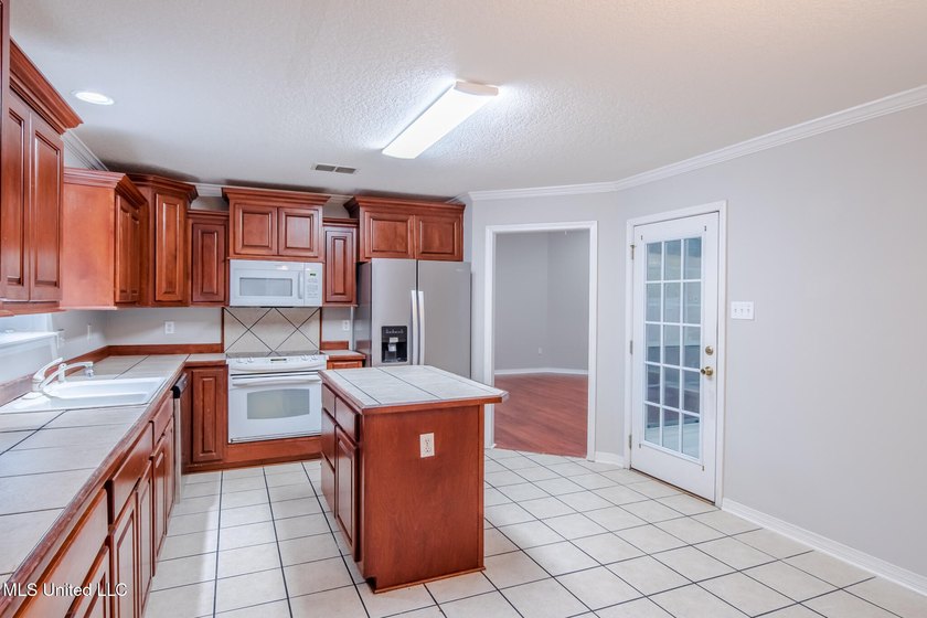 Welcome to Azalea Trace! This 3 bedroom 2 bath home is situated - photo 18