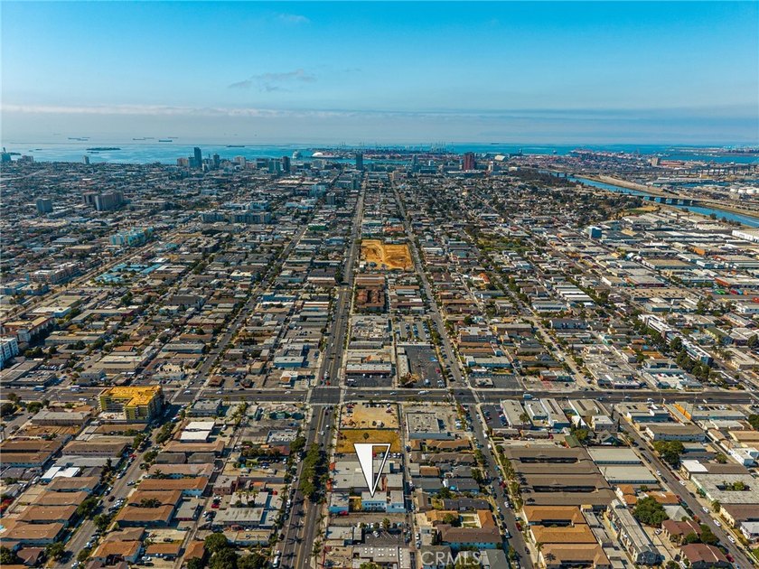 Prime mixed-use property for sale in Long Beach! This versatile - photo 32