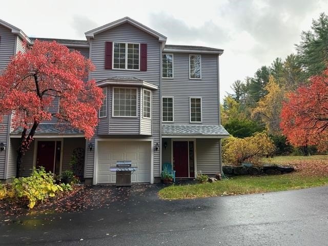 An inviting end unit townhouse-style condominium, minutes to - photo 2