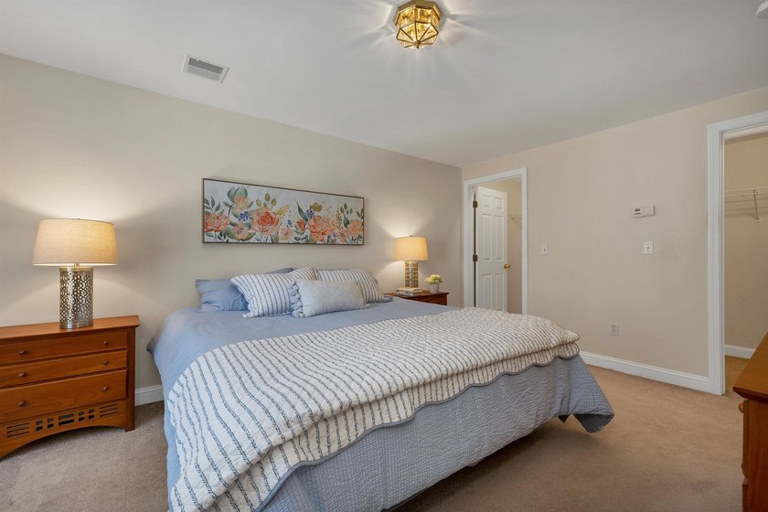 An inviting end unit townhouse-style condominium, minutes to - photo 3