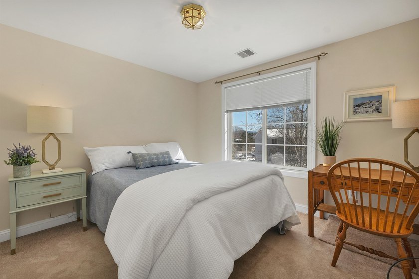 An inviting end unit townhouse-style condominium, minutes to - photo 9