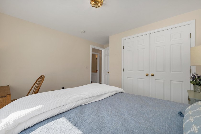 An inviting end unit townhouse-style condominium, minutes to - photo 10