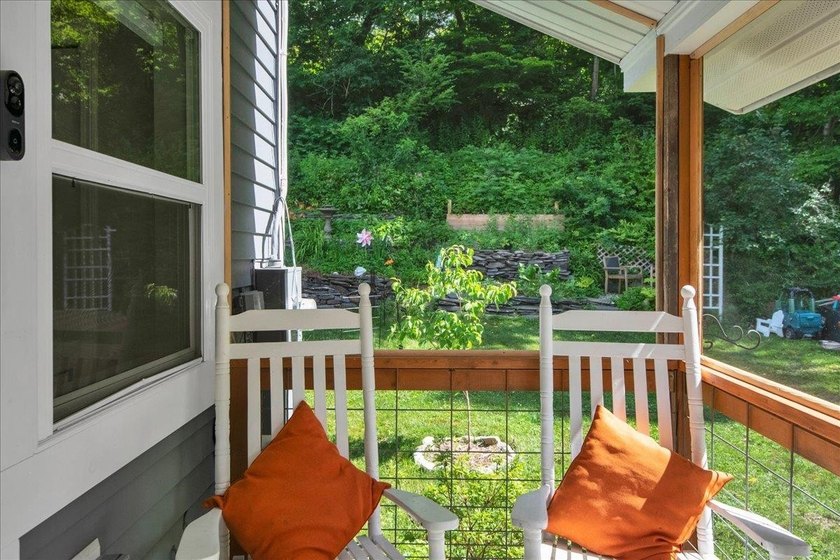 Don't let the size fool you, this beautifully updated 3-bedroom - photo 2