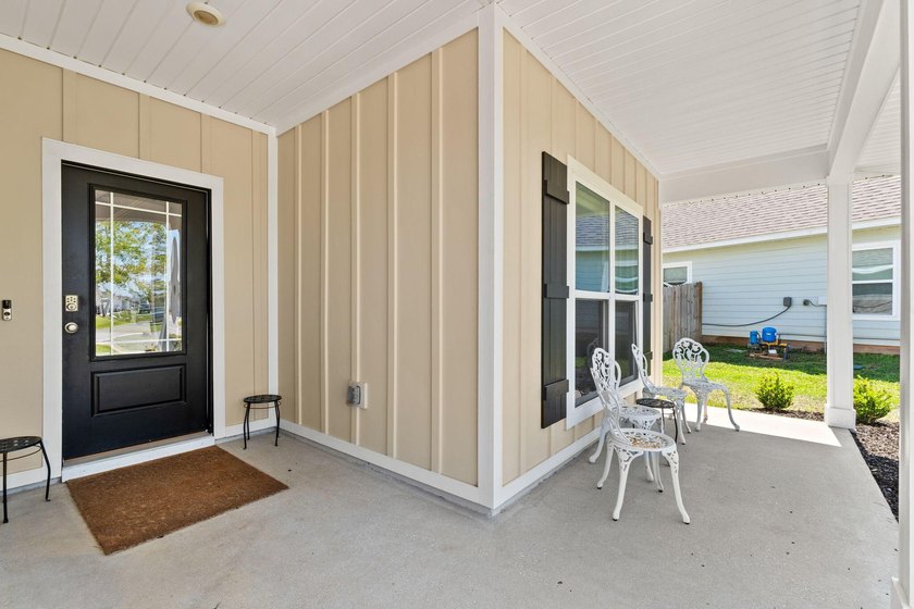 Welcome to this beautifully maintained single-story ranch style - photo 4