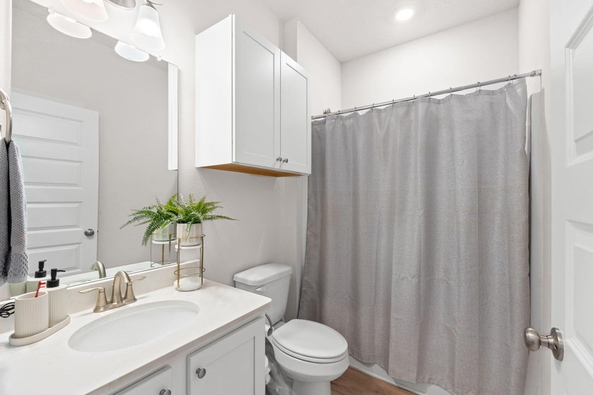 Welcome to this beautifully maintained single-story ranch style - photo 8
