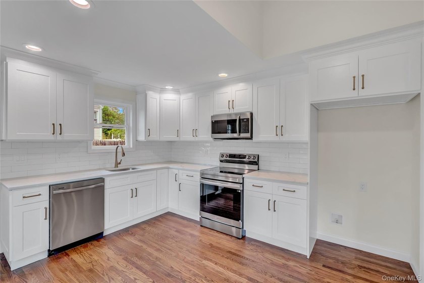 Move right into this updated 3-bedroom, 2-bathroom, Split style - photo 7