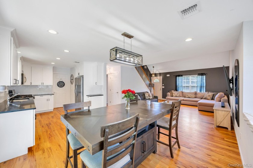 This beautiful Laurelton Cape Cod Style is 6 years young - photo 11