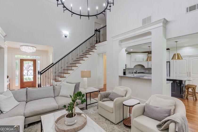 Discover rare luxury in the heart of the highly sought-after - photo 12