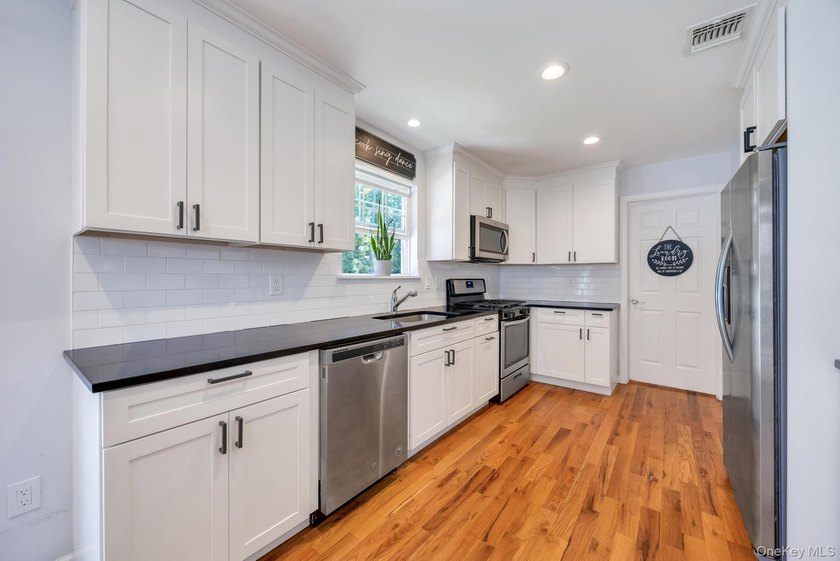 This beautiful Laurelton Cape Cod Style is 6 years young - photo 16