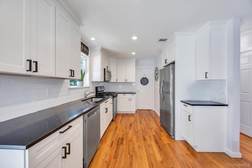 This beautiful Laurelton Cape Cod Style is 6 years young - photo 17