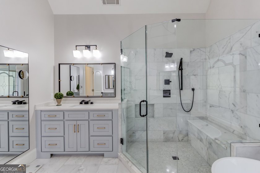 Discover rare luxury in the heart of the highly sought-after - photo 28