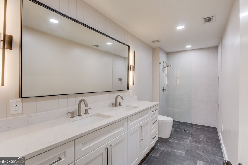 Discover rare luxury in the heart of the highly sought-after - photo 37