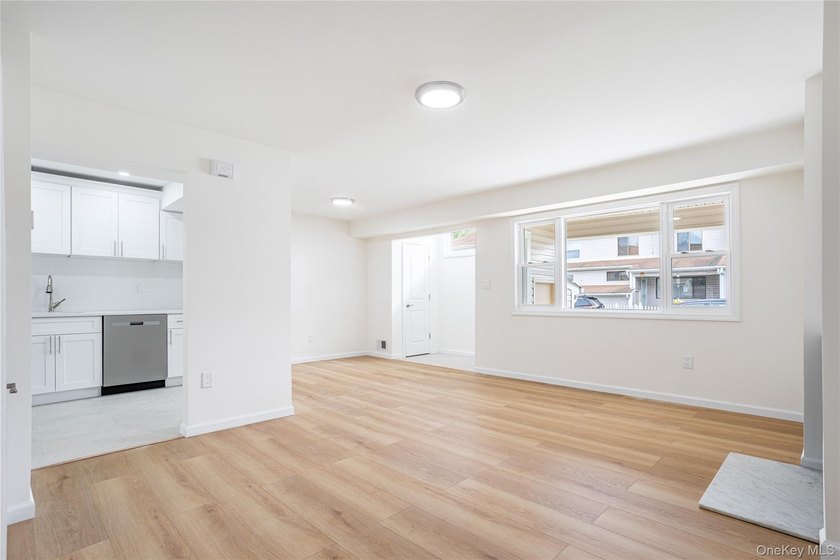 Move right into this renovated, Townhouse, with 2-bedrooms, 1.5 - photo 3