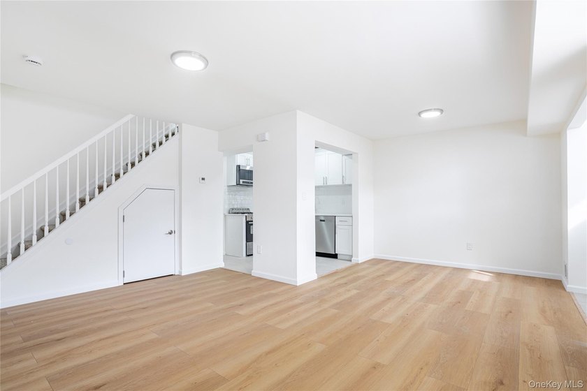 Move right into this renovated, Townhouse, with 2-bedrooms, 1.5 - photo 4