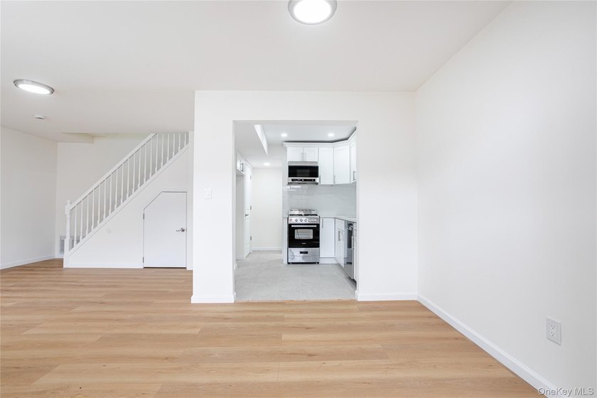 Move right into this renovated, Townhouse, with 2-bedrooms, 1.5 - photo 6
