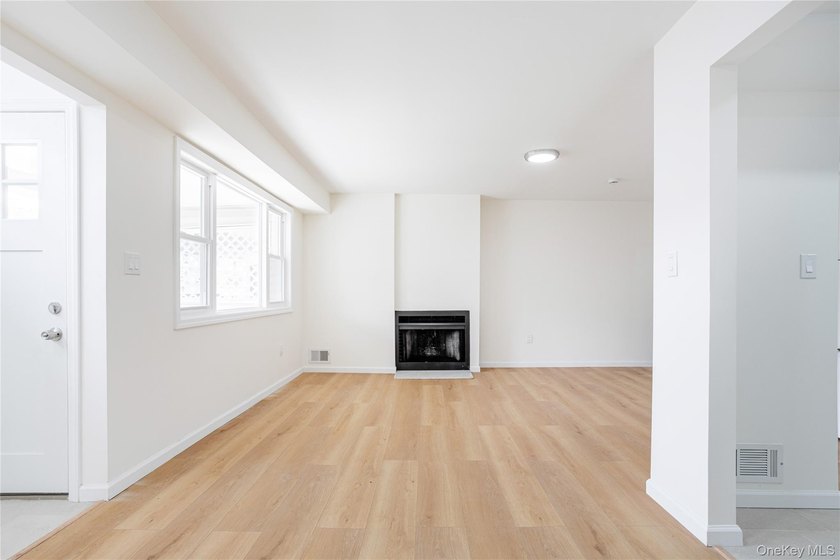 Move right into this renovated, Townhouse, with 2-bedrooms, 1.5 - photo 8