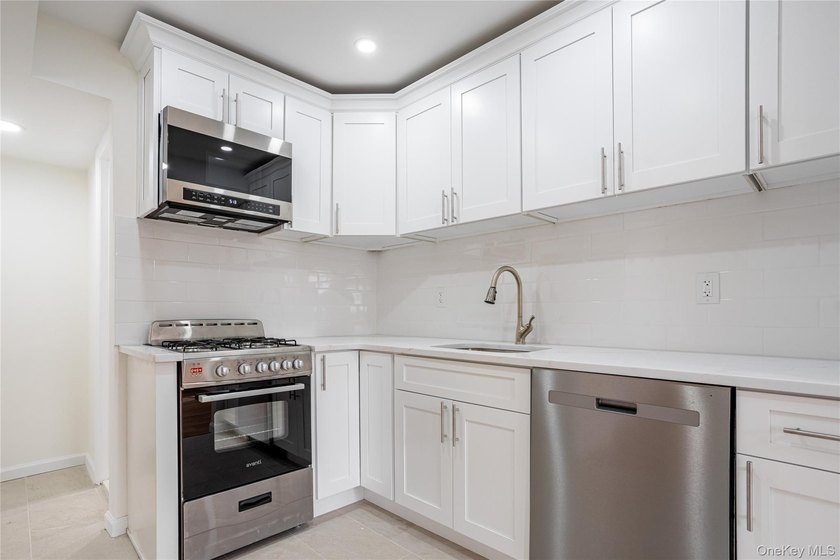 Move right into this renovated, Townhouse, with 2-bedrooms, 1.5 - photo 9