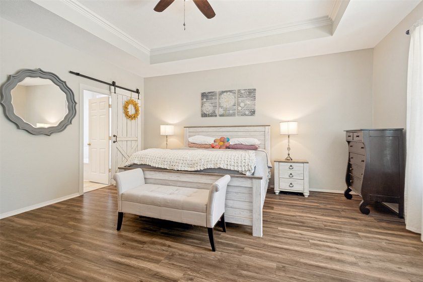 Motivated seller! With 5 oversized bedrooms, pool, top-tier - photo 18