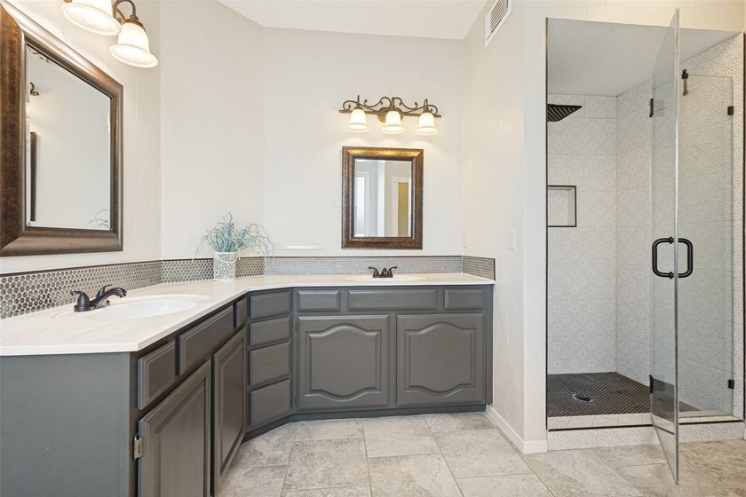 Motivated seller! With 5 oversized bedrooms, pool, top-tier - photo 20