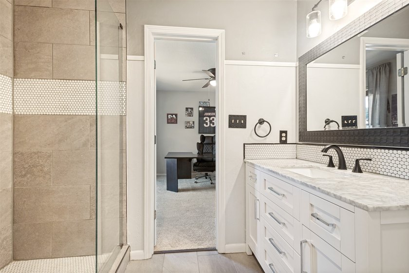Motivated seller! With 5 oversized bedrooms, pool, top-tier - photo 22