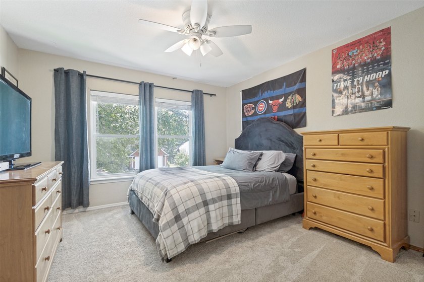 Motivated seller! With 5 oversized bedrooms, pool, top-tier - photo 24