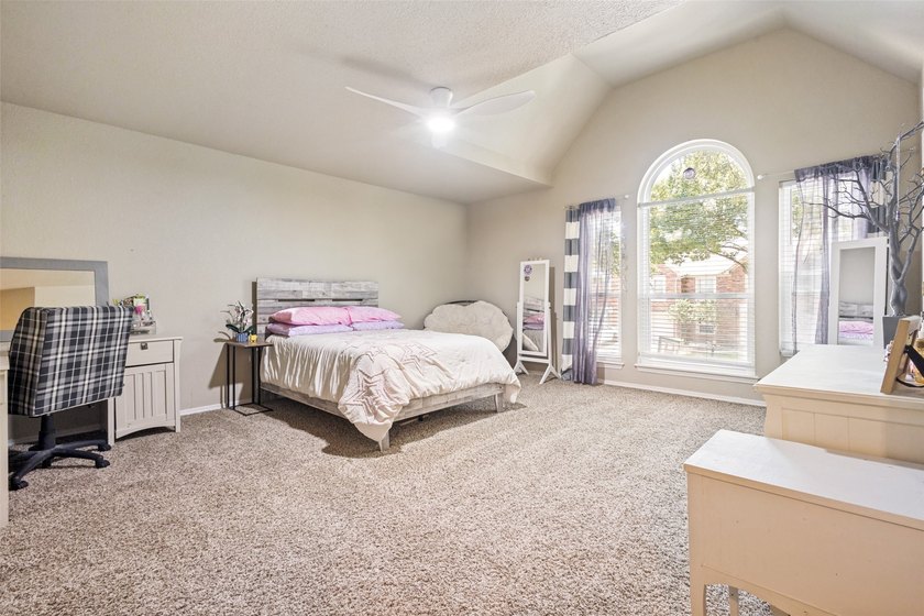 Motivated seller! With 5 oversized bedrooms, pool, top-tier - photo 26