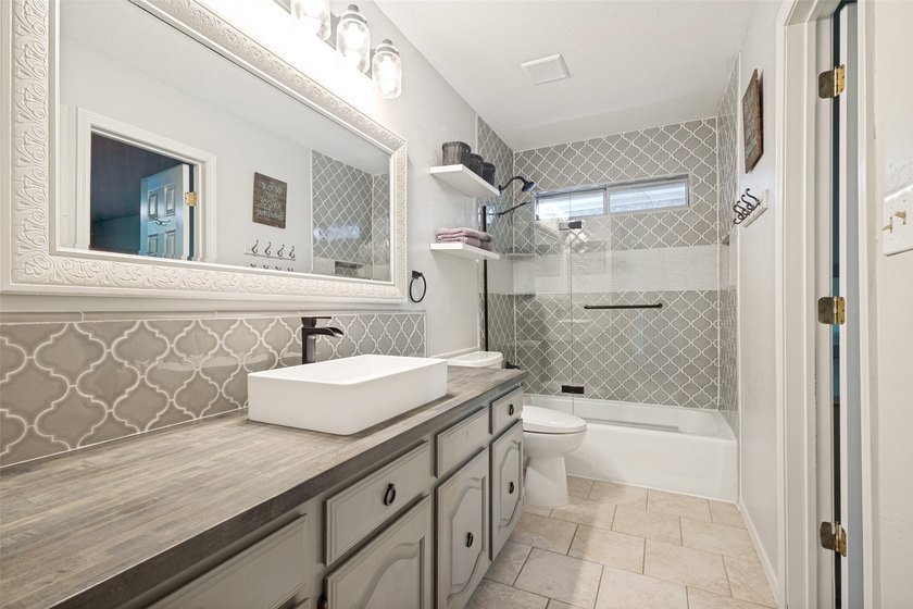 Motivated seller! With 5 oversized bedrooms, pool, top-tier - photo 27