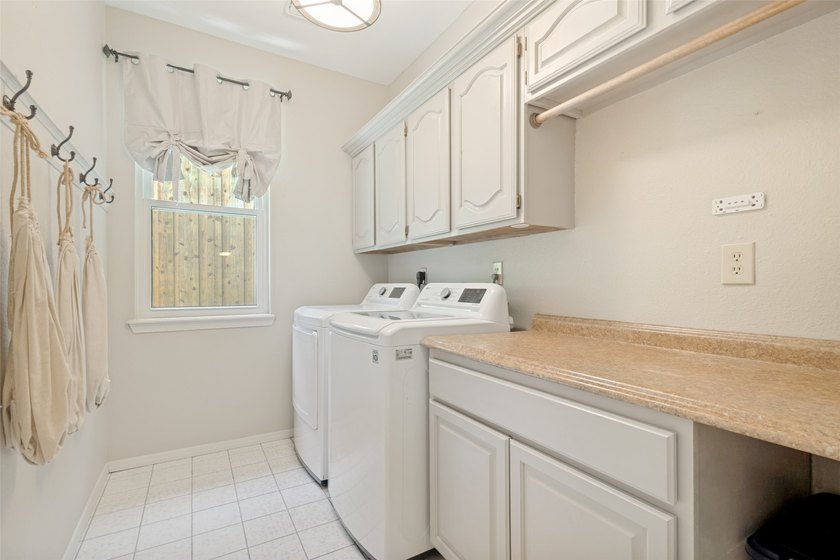 Motivated seller! With 5 oversized bedrooms, pool, top-tier - photo 29