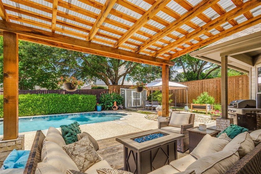 Motivated seller! With 5 oversized bedrooms, pool, top-tier - photo 31