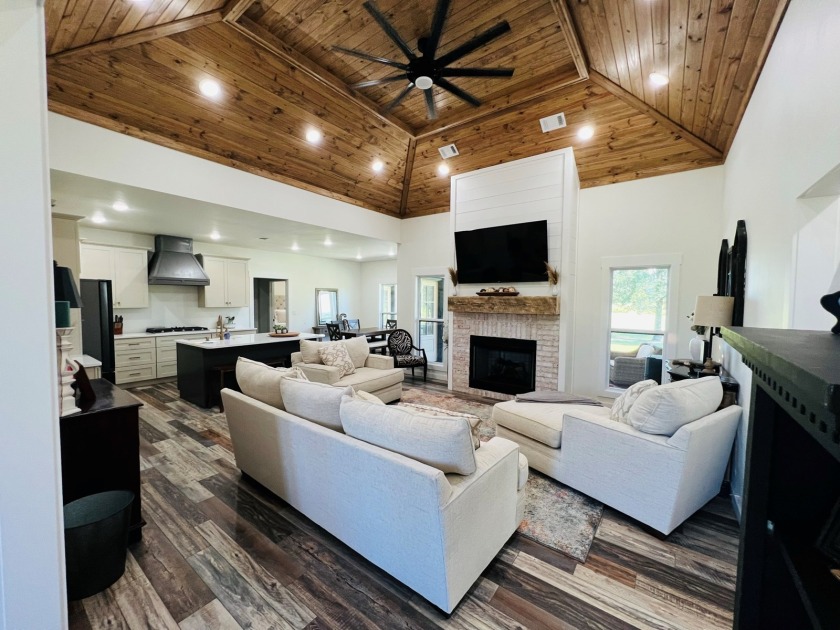Luxury Home on Coopers Hawk Golf Course in Melbourne, AR for Sale - photo 3