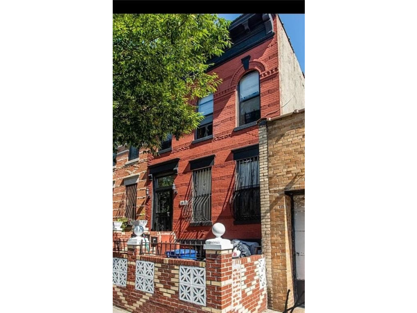 Pack Your Bags And Move Right Into This Meticulously Renovated &amp; - photo 2