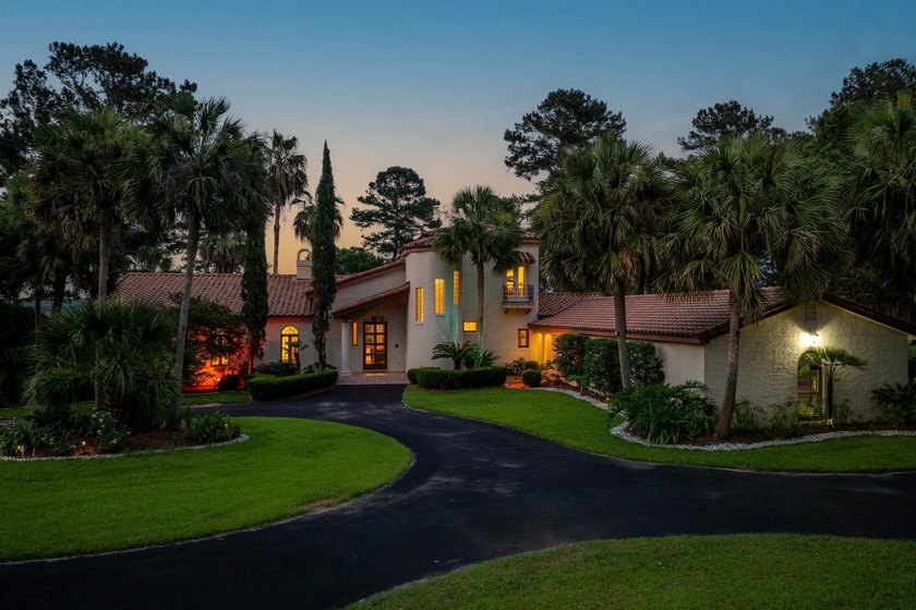 Stunning Waterfront Estate - Your Dream Home Awaits! This - photo 3