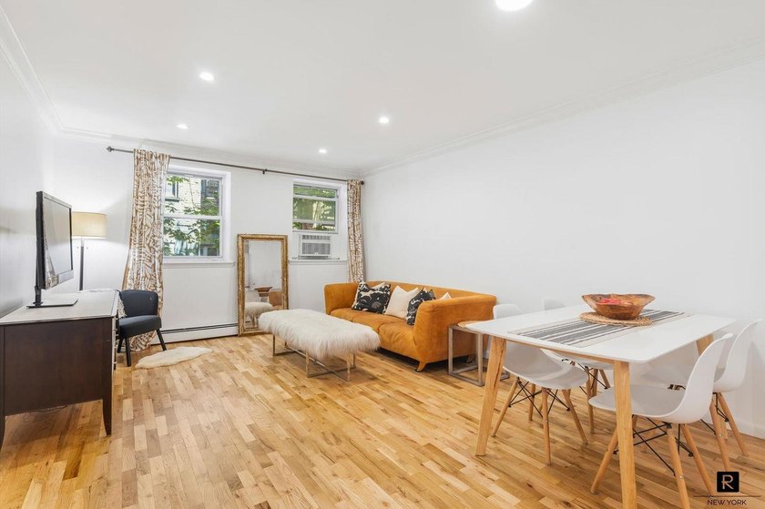 Rarely does a Manhattan 2 BR CONDO at this price offer this much - photo 2
