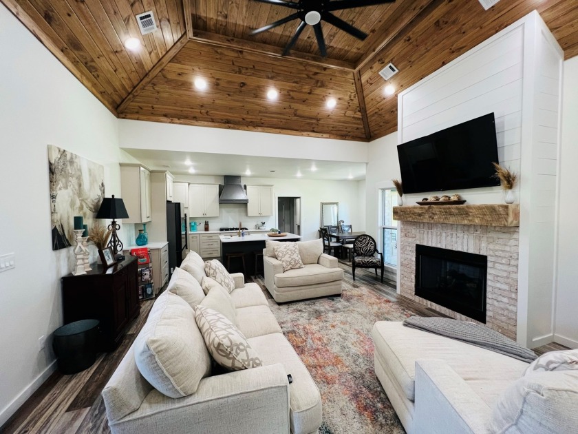 Luxury Home on Coopers Hawk Golf Course in Melbourne, AR for Sale - photo 11