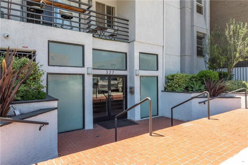 327 Chestnut Avenue, Long Beach - A rare opportunity in the - photo 2