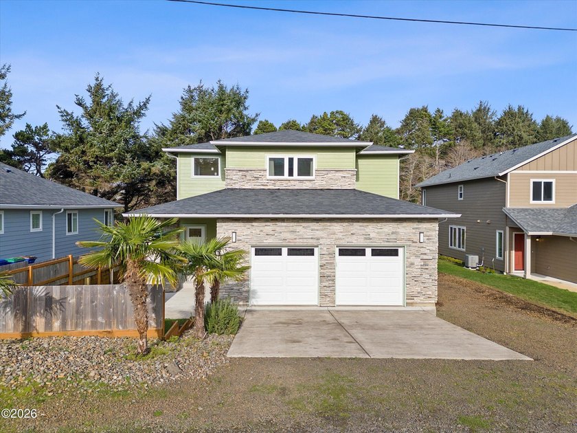 Roads End spacious and modern expansive open concept living home - photo 2