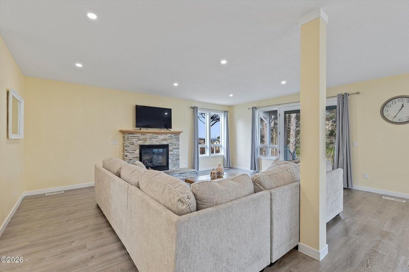 Roads End spacious and modern expansive open concept living home - photo 7